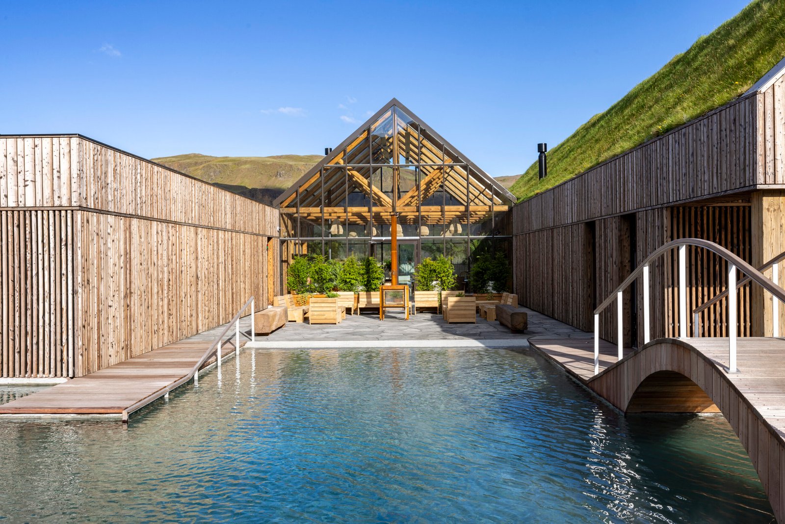 reykjaböð hot springs lagoon lounge